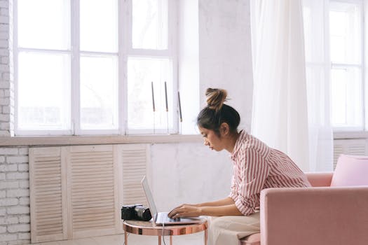 Image of a woman using blogging tools on her laptop